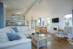 Spacious 3 Bedroom Lodge with Rural and Sea Views